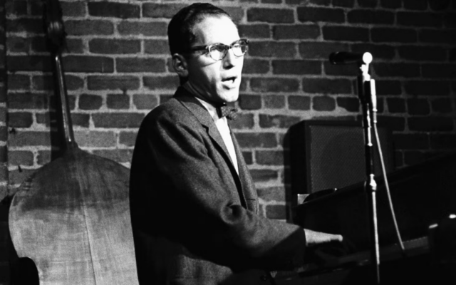 Tom Lehrer chantant et jouant du piano au Hungry I, un night-club de San Francisco. (Crédit : Ted Streshinsky/Corbis via Getty Images via JTA)